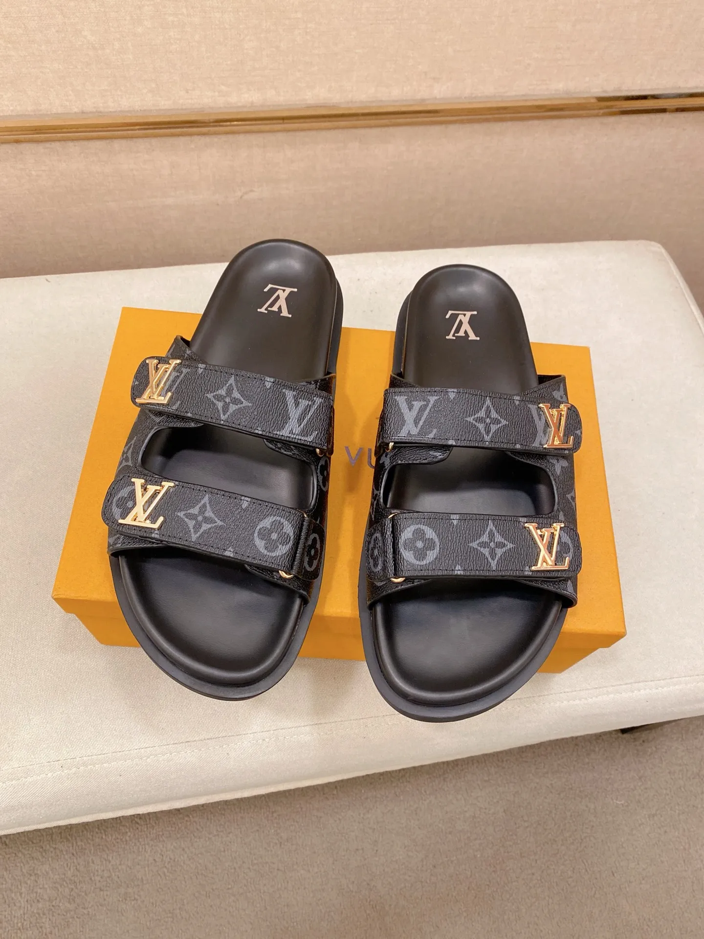 Men's shoes💰: 320💰Made by LV🔍Top purchasing agent, men's spring and summer slippers are available at the same counter. The uppers are made of cowhide imported from Italy, with logo graphics and high-quality craftsmanship. Soles: original soles specially provided by the original factory. Exclusive molded soles are super comfortable. Original goods with single order, 🔍🔍high quality, you can enter and exit the counter at will. Welcome to compare, code number 38-44. Can be customized45